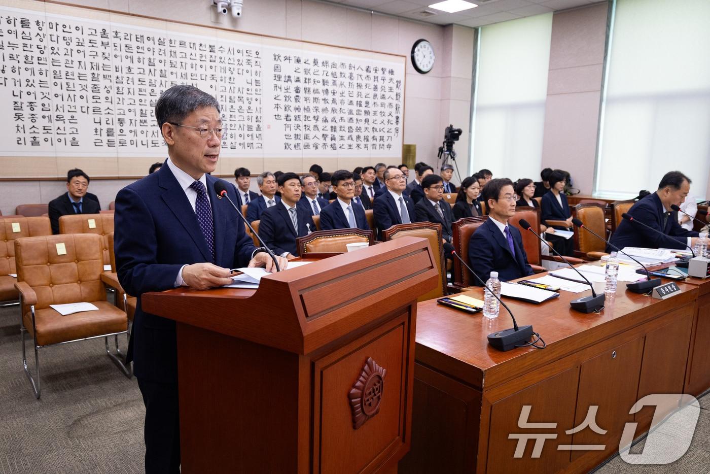 본문 이미지 - 노경필 법원행정처장이 19일 서울 여의도 국회에서 열린 제438회 국회(임시회) 법제사법위원회 제1차 전체회의에 출석해 2025회계연도 결산 및 업무보고를 하고 있다. ⓒ 뉴스1 유승관 기자
