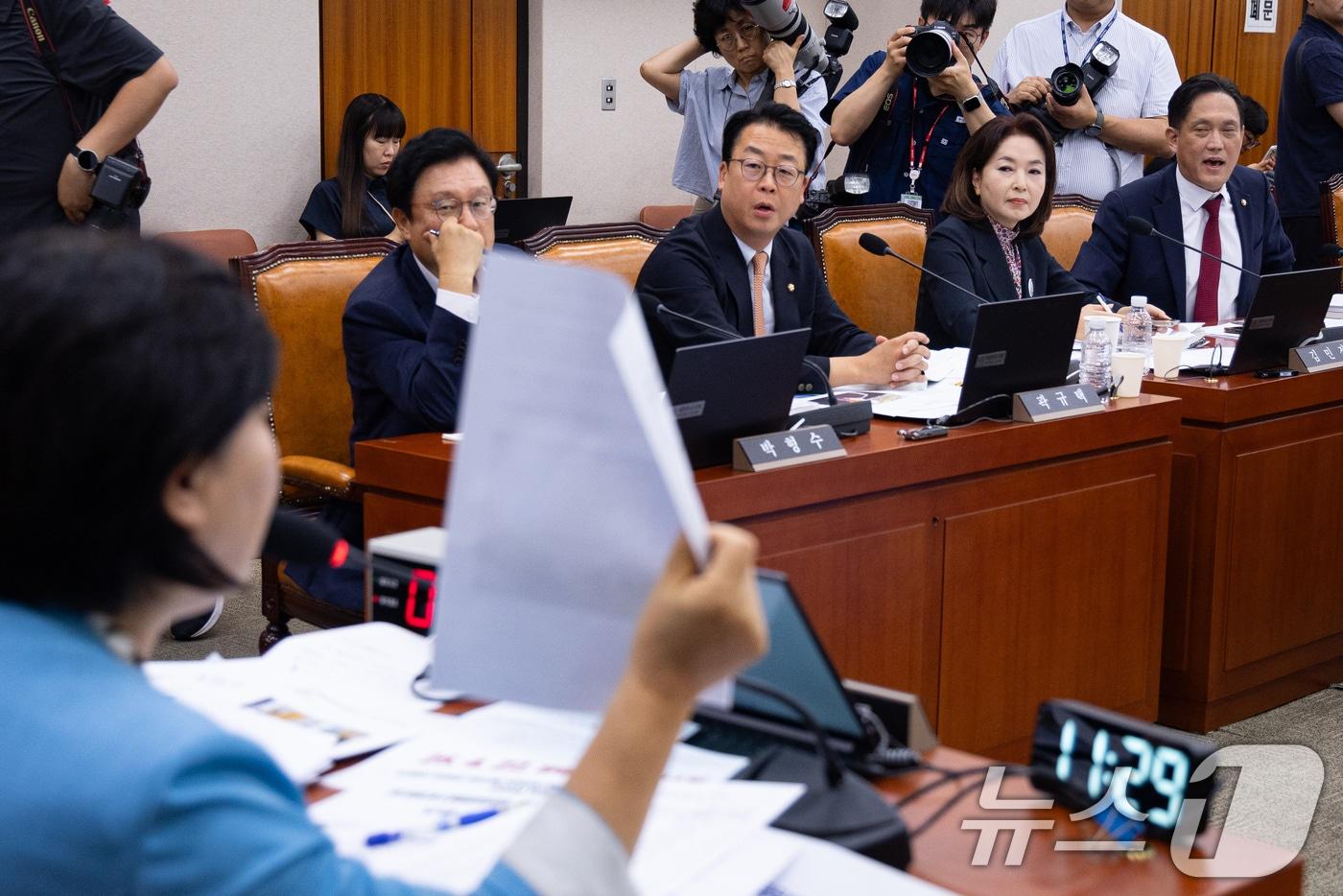 본문 이미지 - 국회 법제사법위원회 국민의힘 위원들이 19일 서울 여의도 국회에서 열린 제438회 국회(임시회) 법제사법위원회 제1차 전체회의에서 서영교 위원장의 의사진행에 항의하고 있다. ⓒ 뉴스1 유승관 기자