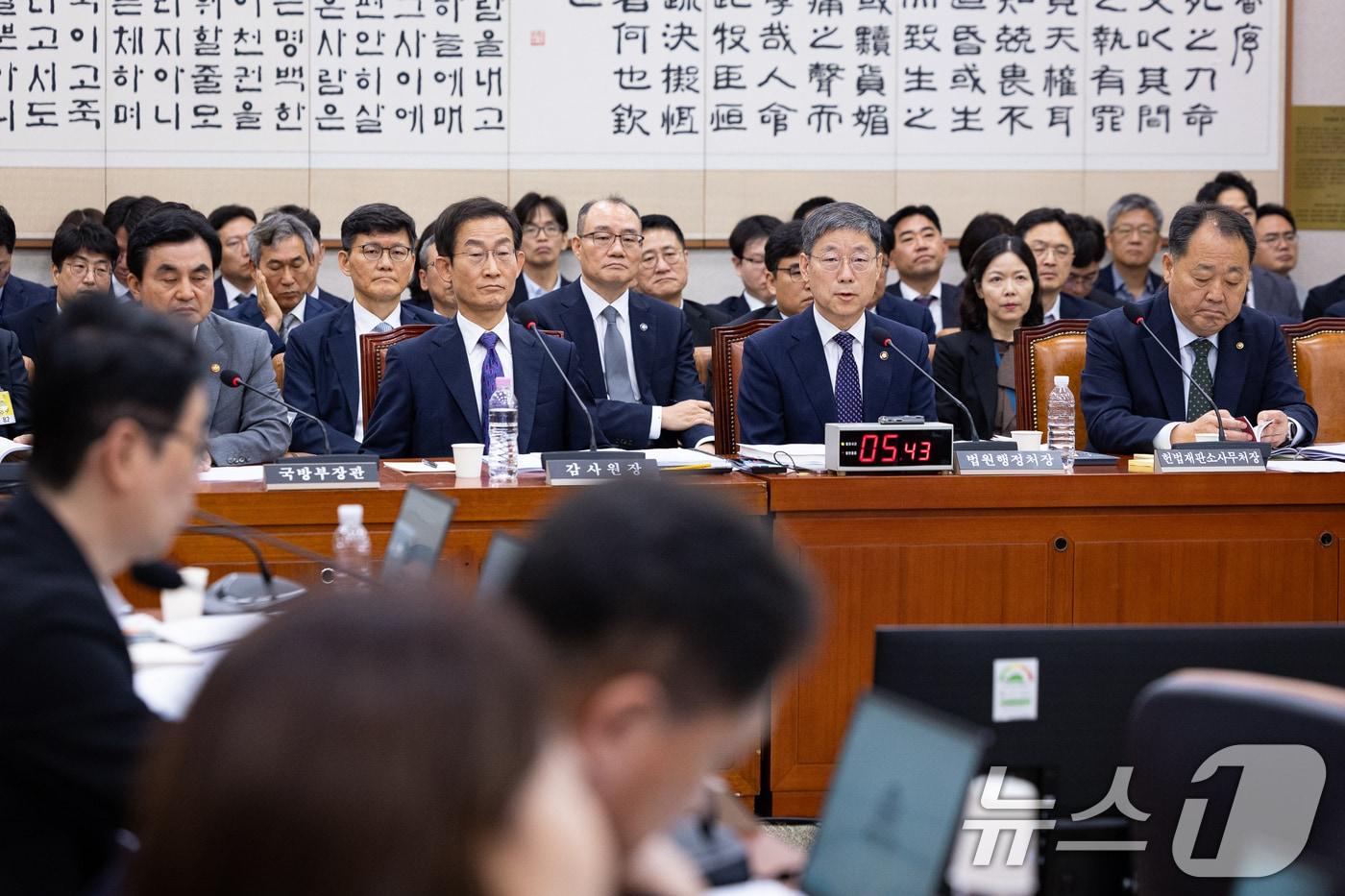 본문 이미지 - 노경필 법원행정처장이 19일 서울 여의도 국회에서 열린 제438회 국회(임시회) 법제사법위원회 제1차 전체회의에 출석해 의원 질의에 답하고 있다. 2026.8.19 ⓒ 뉴스1 유승관 기자