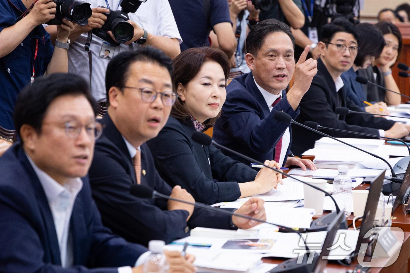 본문 이미지 - 국회 법제사법위원회 국민의힘 위원들이 19일 서울 여의도 국회에서 열린 제438회 국회(임시회) 법제사법위원회 제1차 전체회의에서 서영교 위원장의 의사진행에 항의하고 있다. 2026.8.19 ⓒ 뉴스1 유승관 기자
