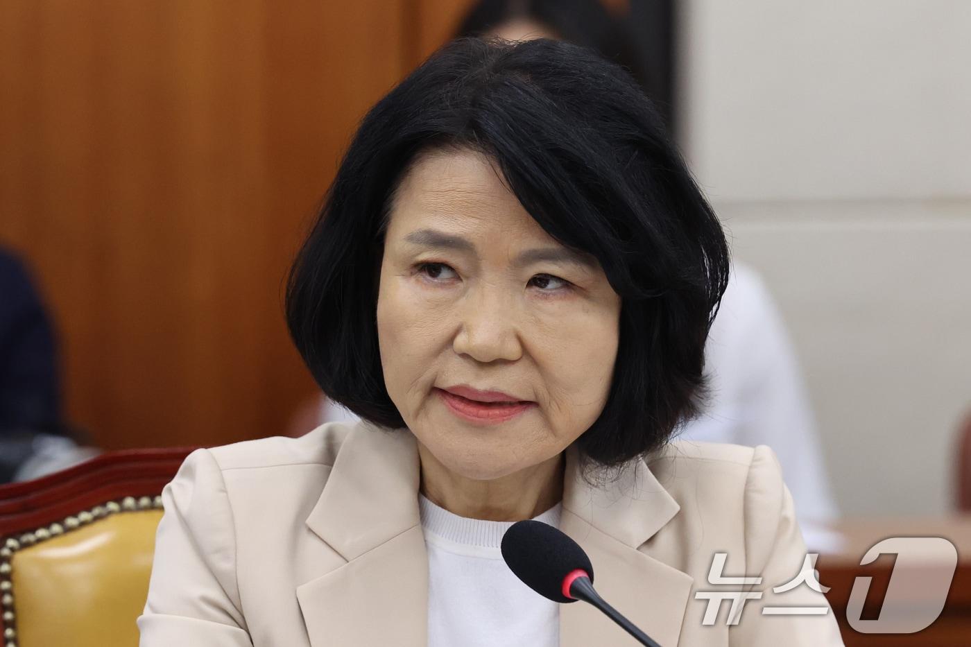 본문 이미지 - 이진숙 국민의힘 의원이 19일 오전 서울 여의도 국회에서 열린 과학기술정보방송통신위원회 전체회의에서 신상발언을 하고 있다. 이날 회의는 이 의원의 5·18 민주화운동 왜곡·폄훼 논란을 놓고 충돌하면서 오전 내내 파행을 거듭했다. 2026.8.19 ⓒ 뉴스1 황기선 기자