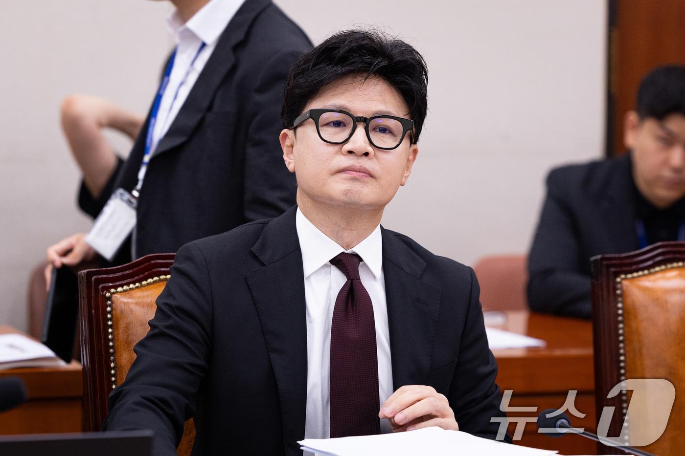 본문 이미지 - 한동훈 무소속 의원이 19일 서울 여의도 국회에서 열린 제438회 국회(임시회) 외교통일위원회 제2차 전체회의에 참석해 자리하고 있다. 2026.8.19 ⓒ 뉴스1 유승관 기자