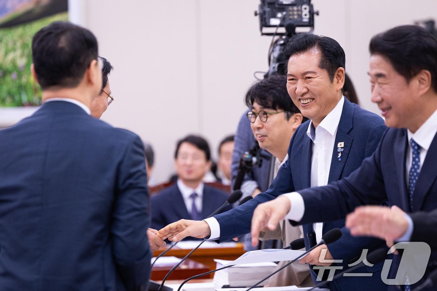 본문 이미지 - 정청래 전 더불어민주당 대표가 19일 서울 여의도 국회에서 열린 제438회 국회(임시회) 외교통일위원회 제2차 전체회의에 앞서 송석준 위원장을 비롯한 야당 의원들과 인사하고 있다. 2026.8.19 ⓒ 뉴스1 유승관 기자