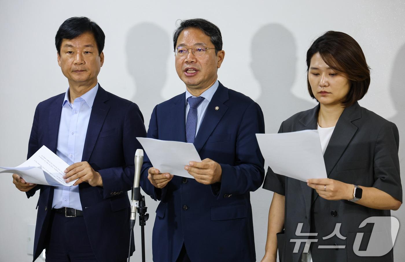 본문 이미지 - 박균택 더불어민주당 의원(왼쪽부터), 김승원 더불어민주당 의원, 손솔 진보당 의원 19일 서울 여의도 국회 법제사법위원회 회의실 앞에서 조희대 대법원장의 대법관 후보 임명 제청 관련 성명서를 발표하고 있다. 2026.8.19 ⓒ 뉴스1 김도우 기자