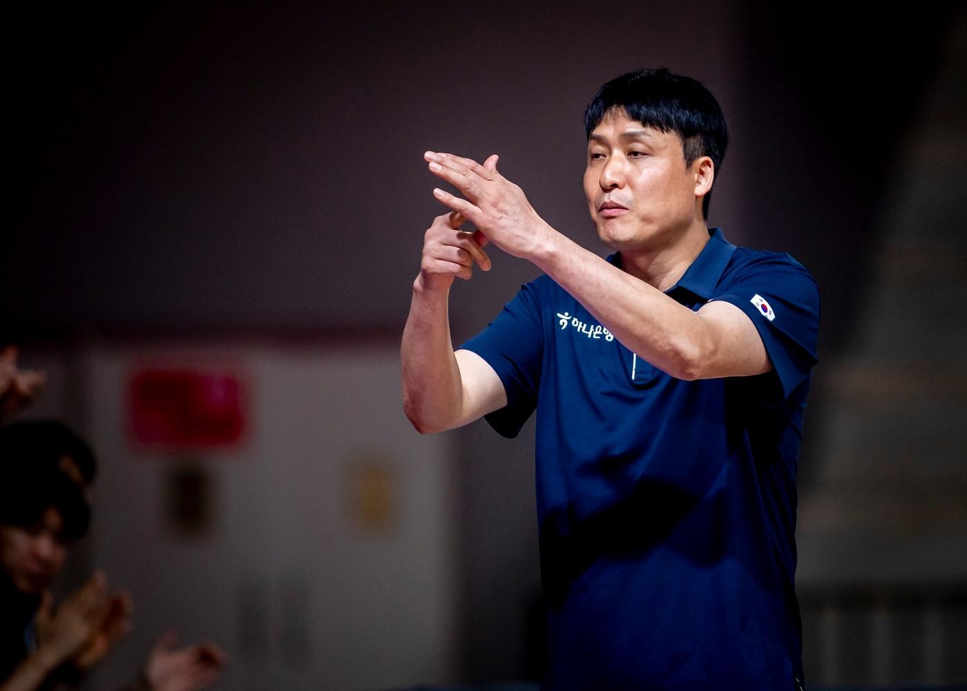 본문 이미지 - 신종석 U18 남자농구 대표팀 감독.(FIBA 제공)