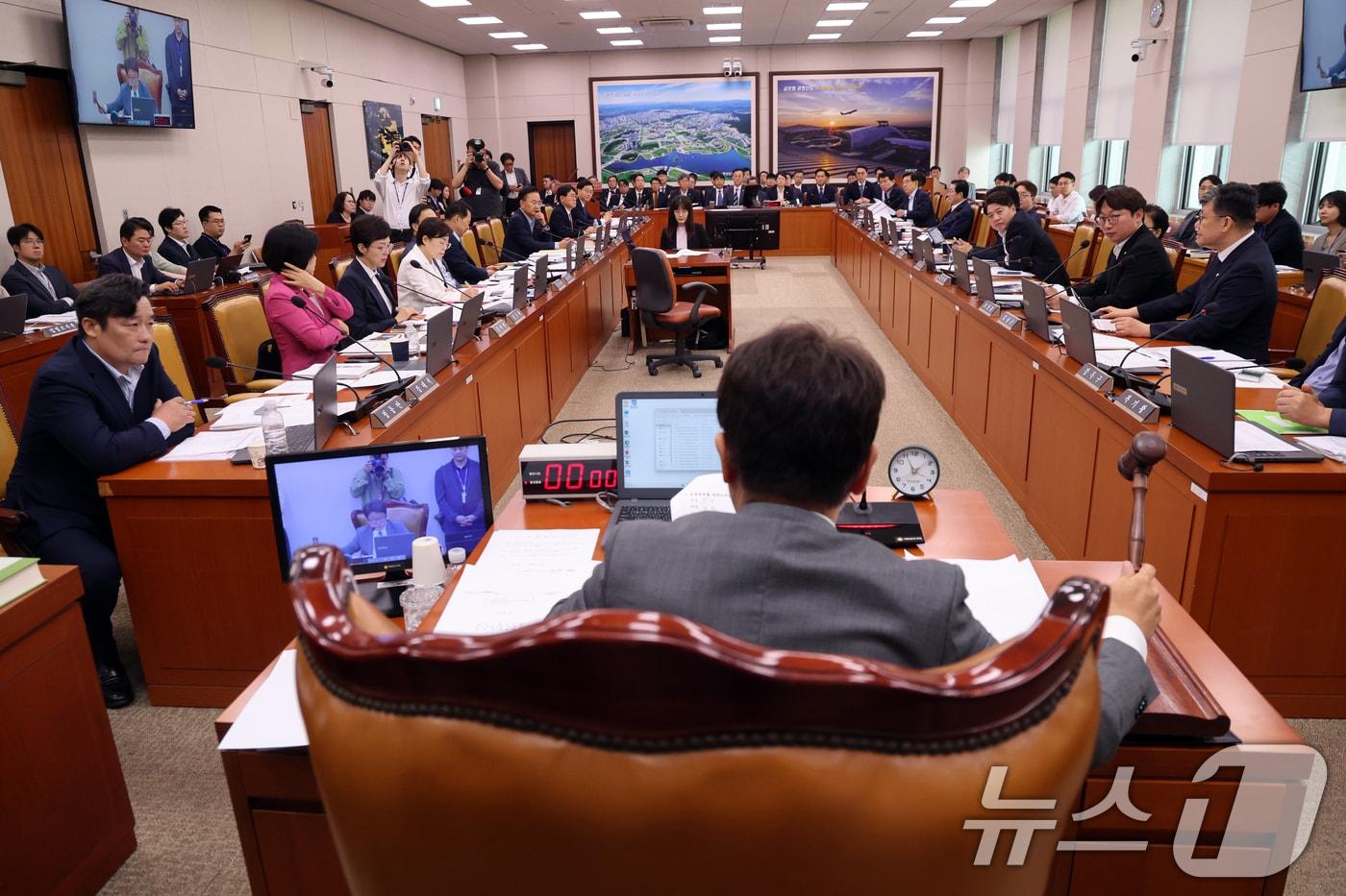 본문 이미지 - 19일 오전 서울 여의도 국회에서 열린 국토교통위원회 전체회의에서 김은혜 국민의힘 의원이 제출한 '용산공원 특별법 개정안' 부결되고 있다. 2026.8.19 ⓒ 뉴스1 황기선 기자