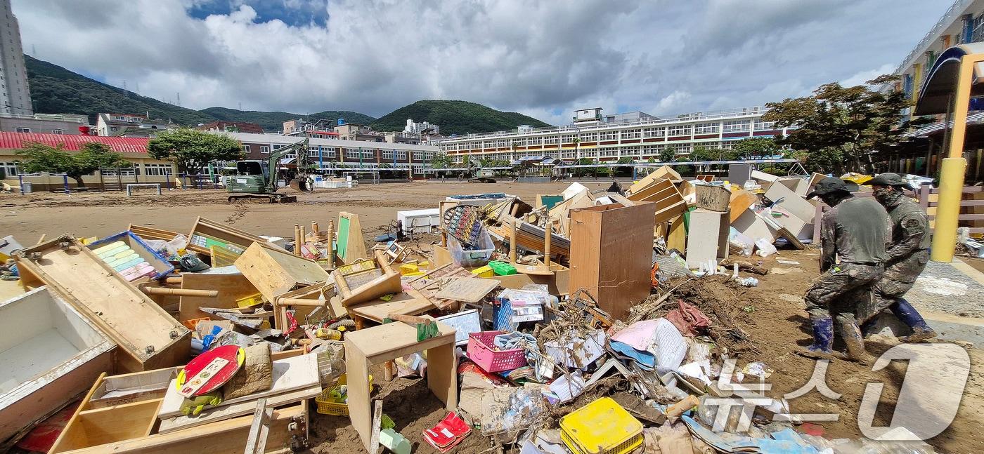 본문 이미지 - 19일 경남 거제시 장평초등학교에서 육군 제39보병사단 기동·공병대대 장병들이 수해 복구 작업을 하고 있다. 2026.8.19 ⓒ 뉴스1 윤일지 기자