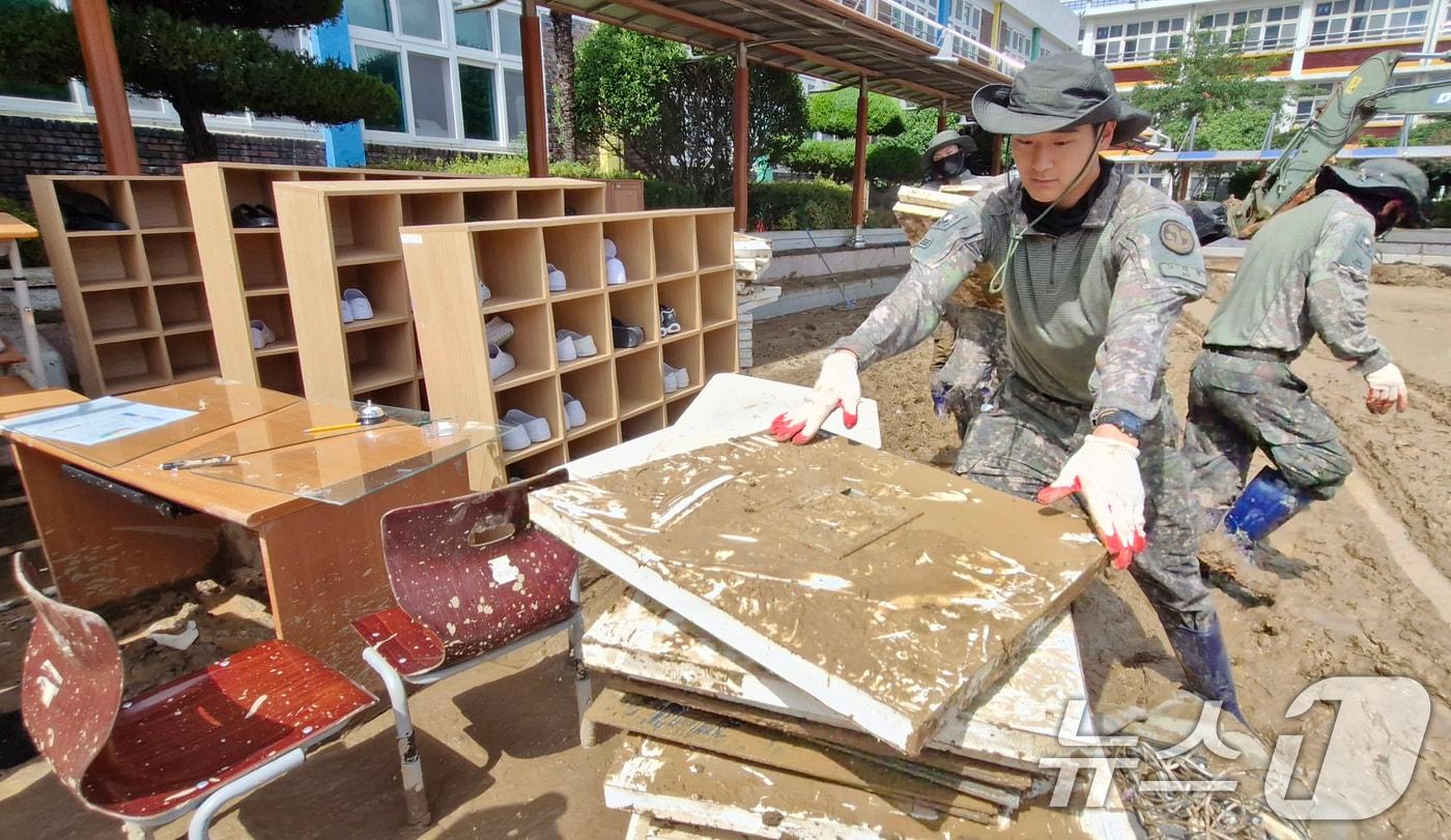 본문 이미지 - 경남 거제시 장평초등학교에서 육군 제39보병사단 기동·공병대대 장병들이 수해 복구 작업을 하고 있다. 2026.8.19 ⓒ 뉴스1 윤일지 기자