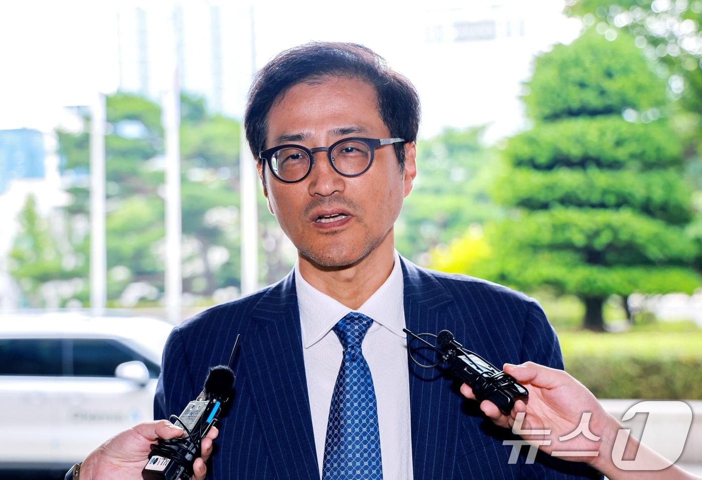 본문 이미지 - 제9회 전국동시지방선거 투표용지 부족 사태 등 국민 참정권 의혹의 진상을 규명할 선거관리위원회 특별검사로 임명된 이태한 변호사가 19일 서울 서초구 서울중앙지검에 마련된 국민참정권 침해 진상규명을 위한 검경 합동수사본부를 방문하며 취재진에 질문에 답하고 있다. ⓒ 뉴스1 이호윤 기자
