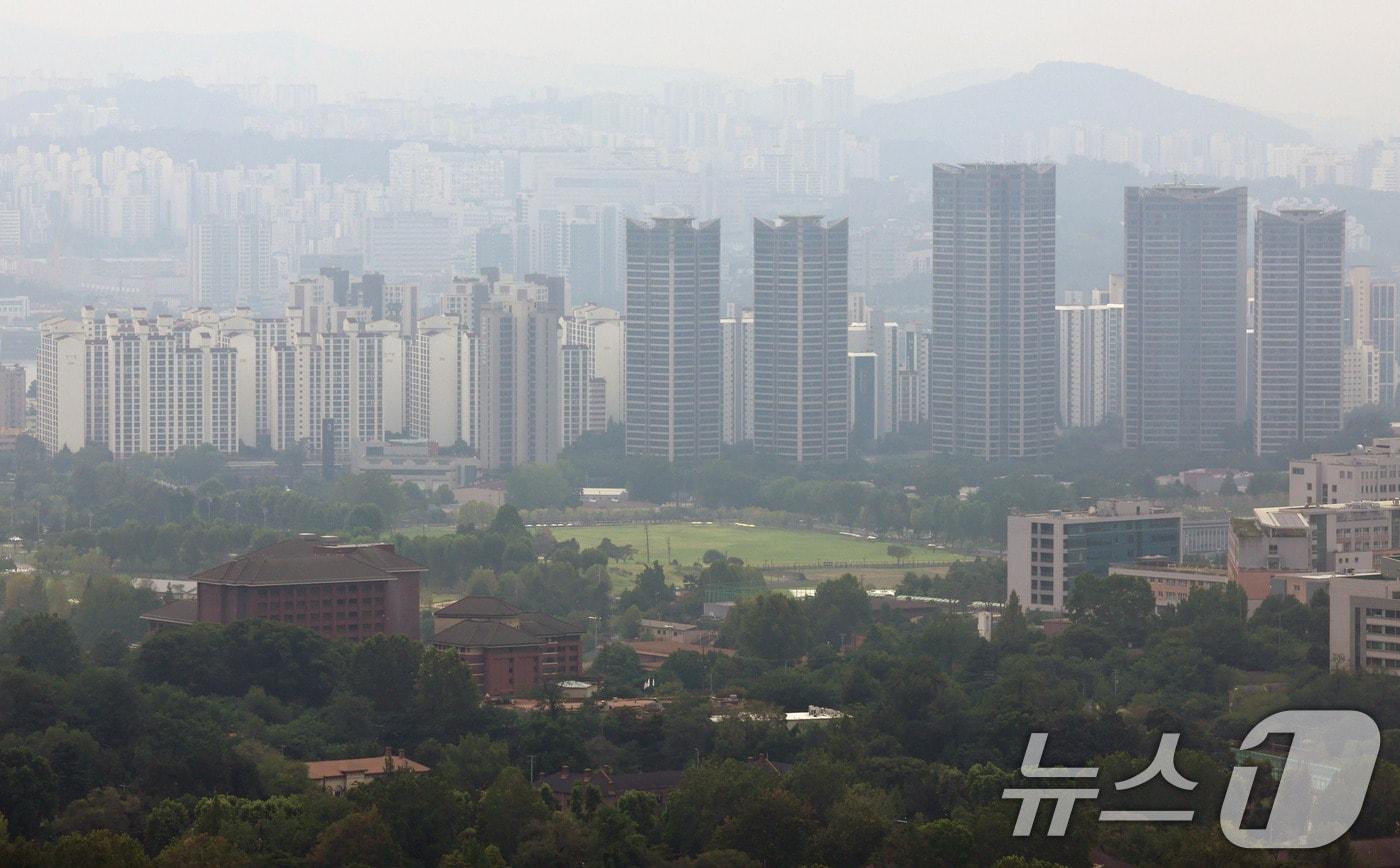 본문 이미지 - 서울 용산공원 일대가 안개에 휩싸여 있다.  2026.8.19 ⓒ 뉴스1 구윤성 기자