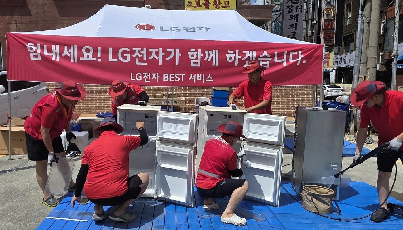 본문 이미지 - LG전자 서비스 임직원들이 호우피해 현장에서 복구 서비스를 지원하고 있다.(LG전자 제공)/뉴스1