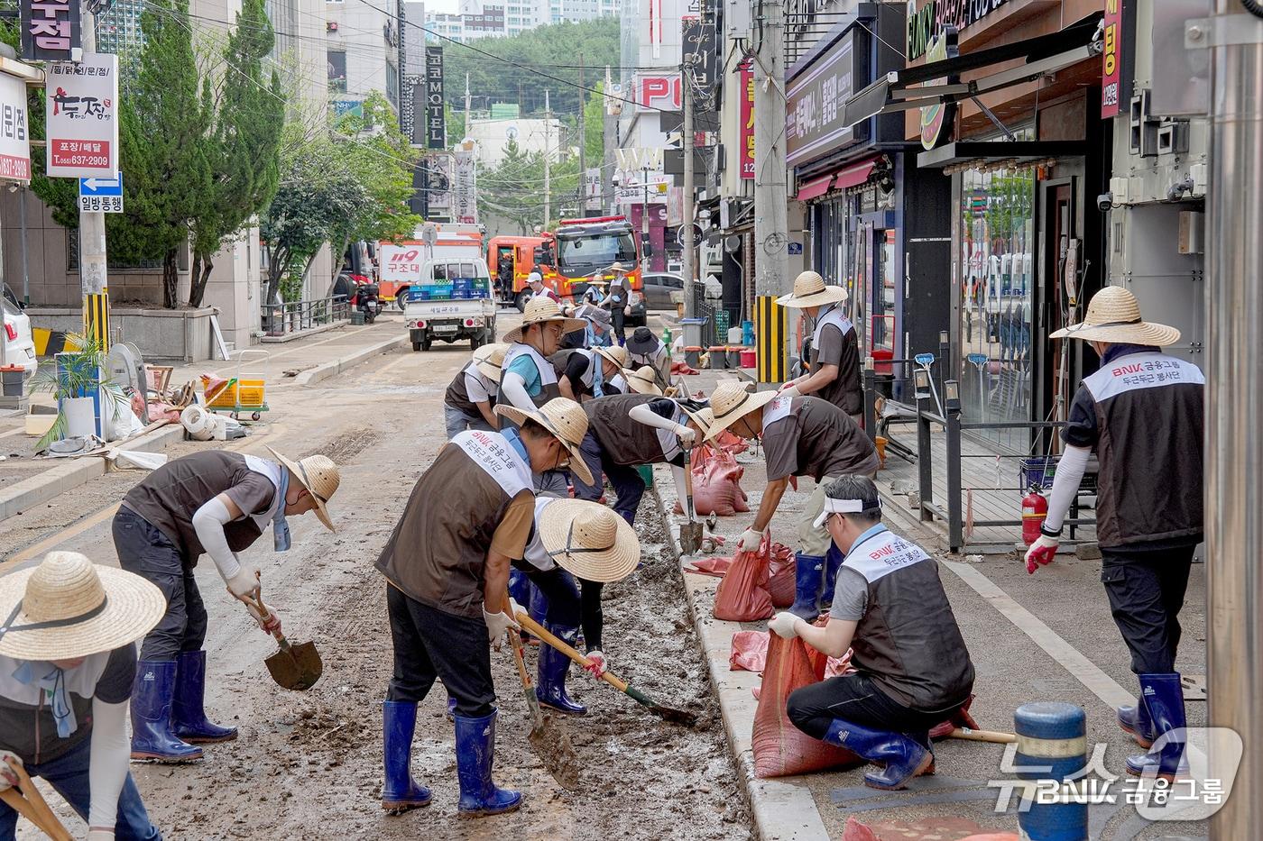본문 이미지 - 19일 BNK금융그룹 임직원들이 경남 거제시에서 수해복구에 참여하고 있는 모습 (BNK금융그룹 제공. 재판매 및 DB금지)