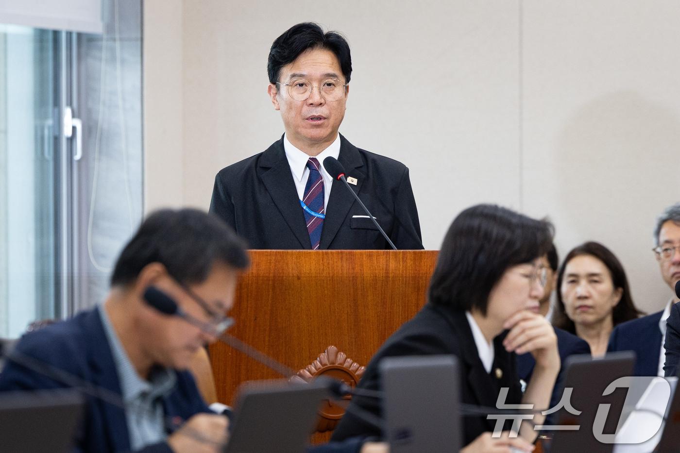 본문 이미지 - 김영훈 고용노동부 장관이 19일 서울 여의도 국회에서 열린 제438회 국회(임시회) 기후에너지환경노동위원회 제3차 전체회의에 출석해 2025회계연도 결산 및 예비비지출 관련 제안설명을 하고 있다. 2026.8.19 ⓒ 뉴스1 유승관 기자