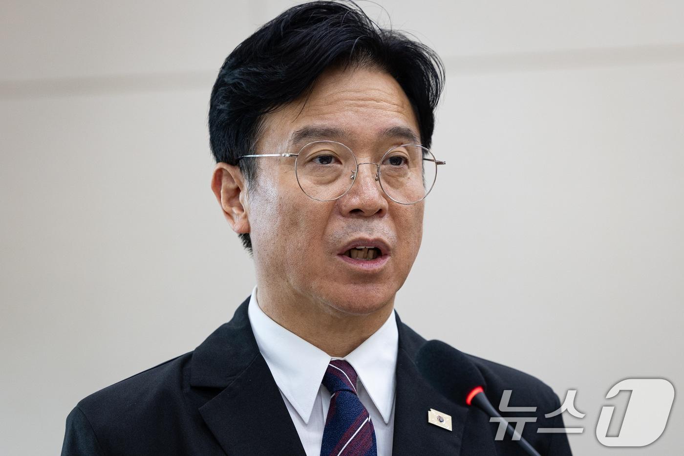 본문 이미지 - 김영훈 고용노동부 장관이 19일 서울 여의도 국회에서 열린 제438회 국회(임시회) 기후에너지환경노동위원회 제3차 전체회의에 출석해 2025회계연도 결산 및 예비비지출 관련 제안설명을 하고 있다. 2026.8.19 ⓒ 뉴스1 유승관 기자