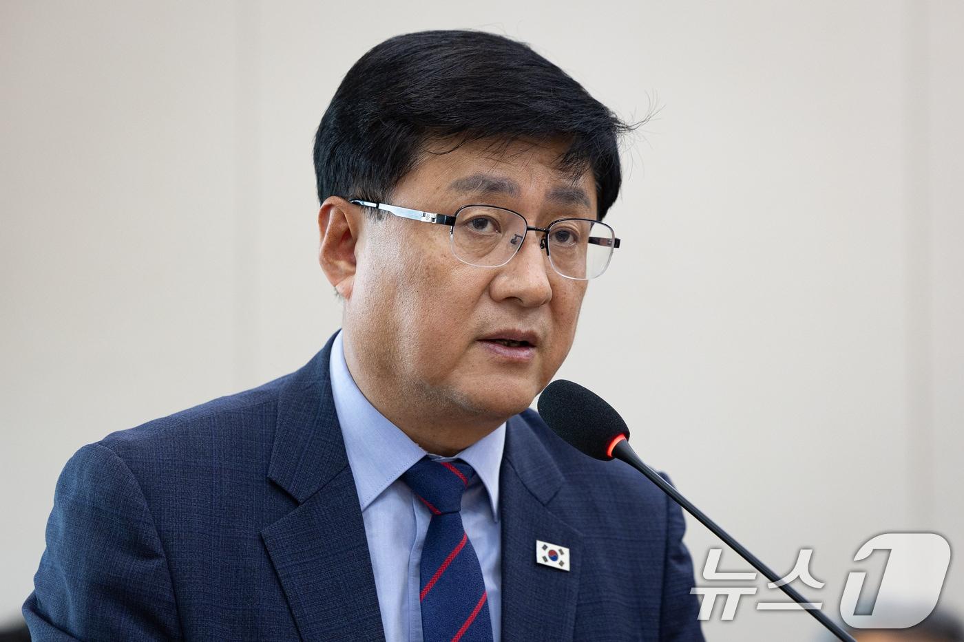 본문 이미지 - 김성환 기후에너지환경부 장관이 19일 서울 여의도 국회에서 열린 제438회 국회(임시회) 기후에너지환경노동위원회 제3차 전체회의에 출석해 2025회계연도 결산 및 예비비지출 관련 제안설명을 하고 있다. 2026.8.19 ⓒ 뉴스1 유승관 기자