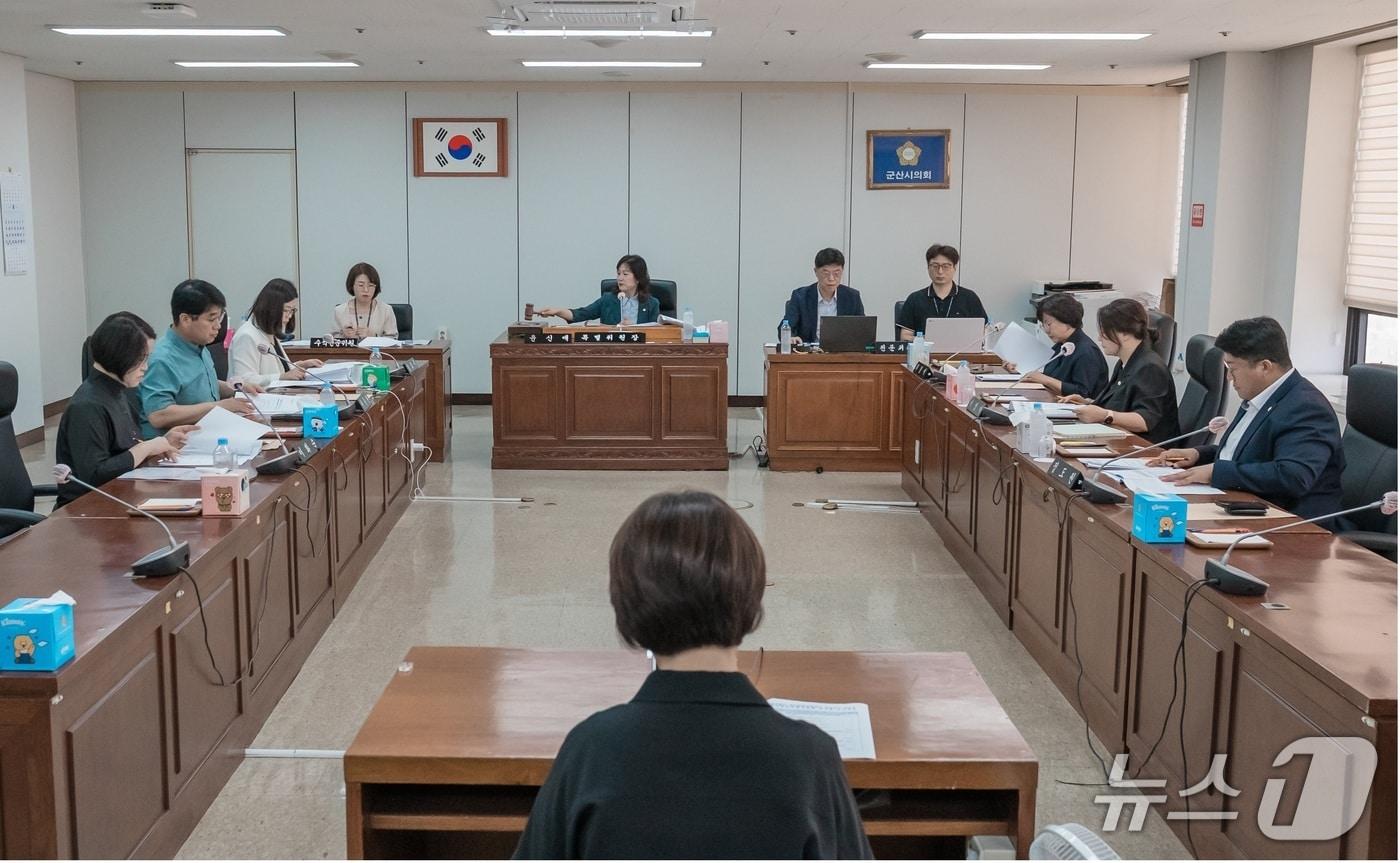 본문 이미지 - 군산시의회는 19일 문화관광재단 대표이사 후보자 인사청문을 위한 인사청문특별위원회 열었다.(군산시의회 제공. 재판매 및 DB금지)