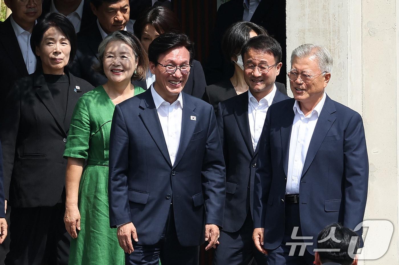 본문 이미지 - 김민석 더불어민주당 대표가 19일 경남 양산시 하북면 평산마을 문재인 전 대통령 사저를 방문한 뒤 문 전 대통령의 배웅을 받고 있다. 2026.8.19 ⓒ 뉴스1 신웅수 기자