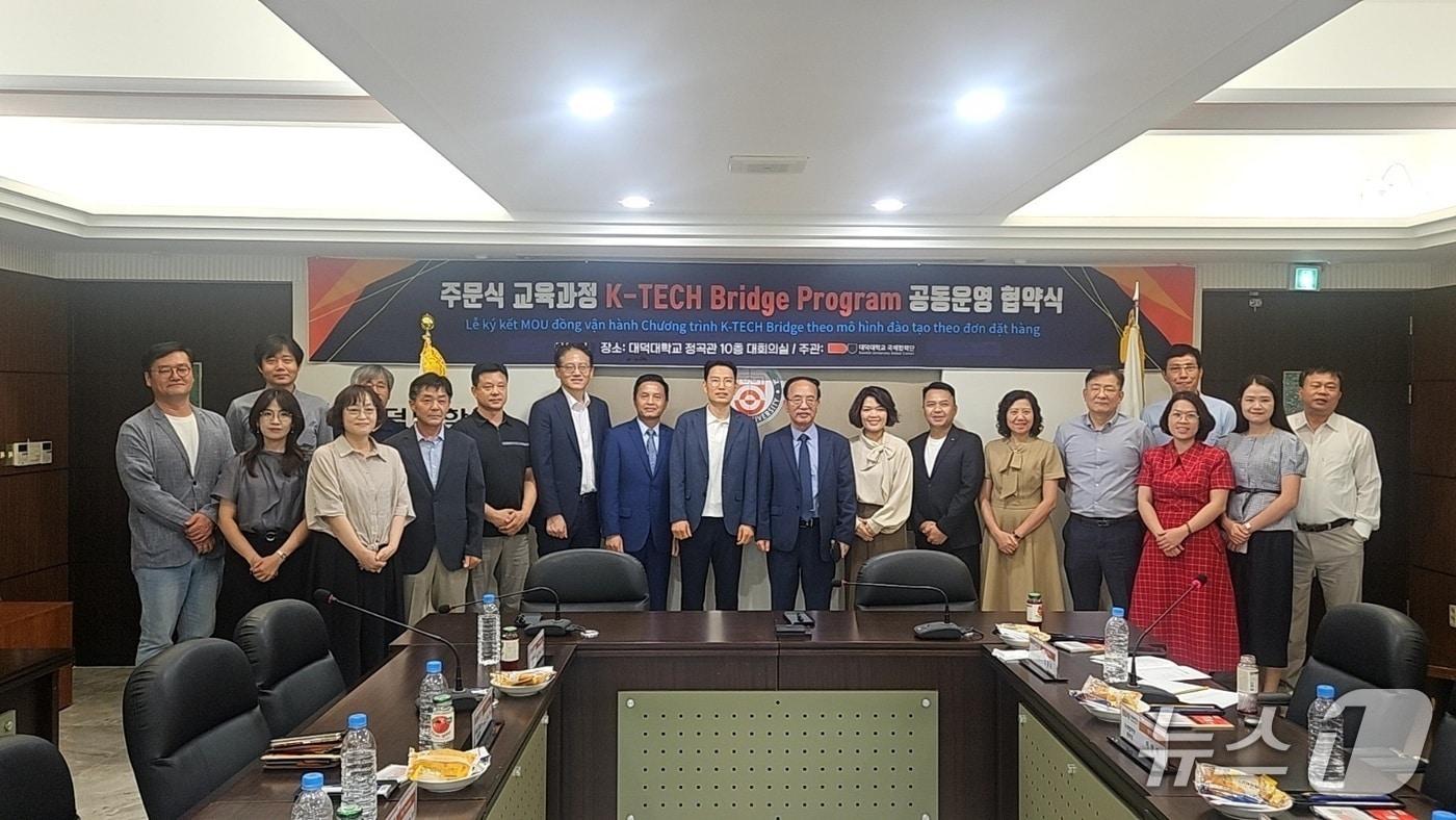 본문 이미지 - 대덕대학교는 국내 기업과 전문기관, 베트남 현지 교육기관 등 11개 기관과 ‘2026년도 주문식 교육과정 K-TECH Bridge Program 공동운영 협약’을 체결했다.(대덕대학교 제공. 재판매 및 DB금지)/뉴스1