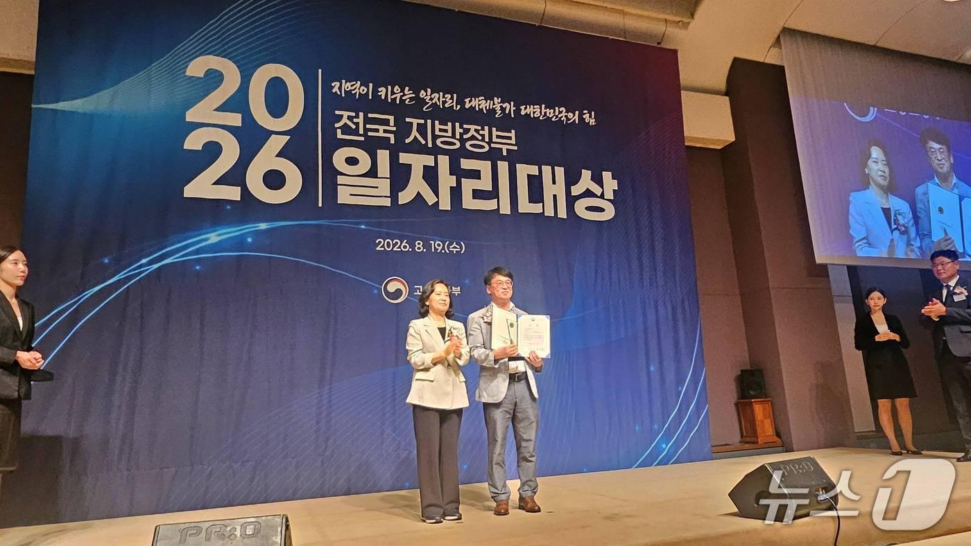 본문 이미지 - 황관선 군산시 경제산업국장(사진 오른쪽)이 19일 오후 서울 중구 프레스센터에서 열린 '2026 전국 지방정부 일자리대상' 시상식에서 최우수상을 수상하고 있다.(군산시 제공. 재판매 및 DB금지)