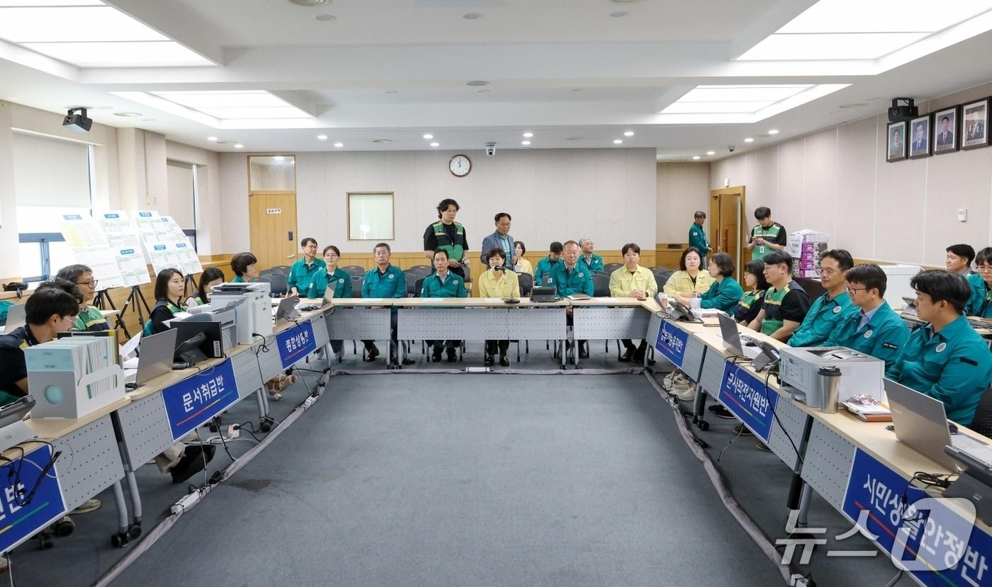 본문 이미지 - 계룡시의회는 19일 계룡시청 대회의실을 방문해 국가비상사태에 대비한 2026년 을지연습에 참여 중인 공직자와 관계자들을 격려했다.(계룡시의회 제공. 재판매 및 DB금지)/뉴스1