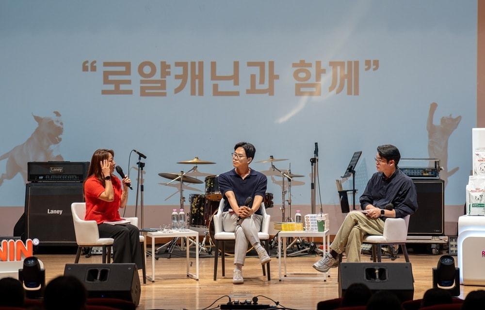 본문 이미지 - '제36회 전국수의학도축전’에서 열린 로얄캐닌 커리어 토크 현장. 곽영화 로얄캐닌코리아 책임 수의사(왼쪽부터), 김명철 수의사, 설채현 수의사(로얄캐닌 제공) ⓒ 뉴스1