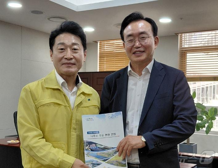 본문 이미지 - 이호현 기후에너지환경부 제2차관(왼쪽)과 윤병태 나주시장.(나주시 제공, 재배포 및 DB 금지) /뉴스1