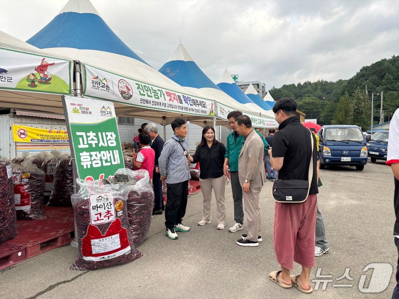 본문 이미지 - 19일 전춘성 전북 진안군수가 고추시장을 방문해 농가들을 격려하고 있다.(진안군제공. 재판매 및 DB금지)2026.8.19/뉴스1 