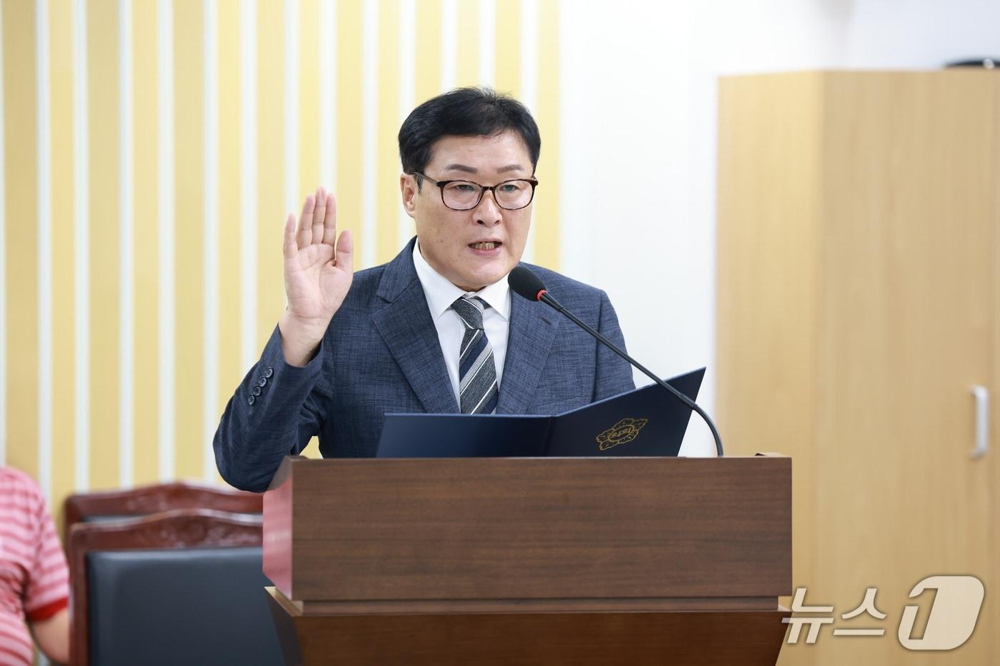 본문 이미지 - 인사청문회에서 선서하는 제천한방천연물산업진흥재단 엄세진 이사장 후보. (제천시의회 제공. 재판매 및 DB금지) 