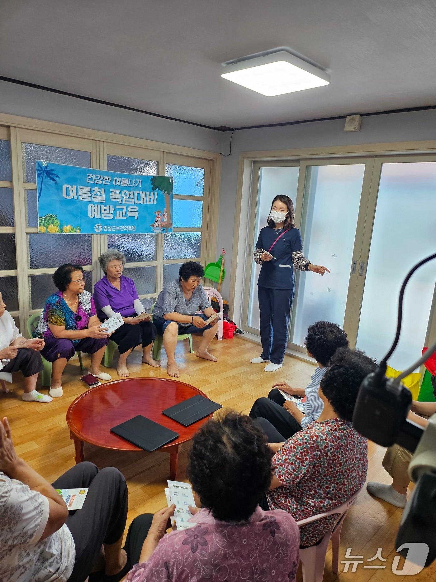 본문 이미지 - 전북 임실군 보건의료원이 독거노인, 만성질환자 등 건강 취약계층을 대상으로 온열질환 예방 활동을 전개하고 있다.(임실군제공. 재판매 및 DB금지)2026.8.19/뉴스1