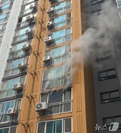 본문 이미지 - 19일 오후 경기 의정부시 금오동의 아파트에서 불이 난 모습. (경기도북부소방재난본부 제공. 재판매 및 DB 금지) 2026.8.18 /뉴스1