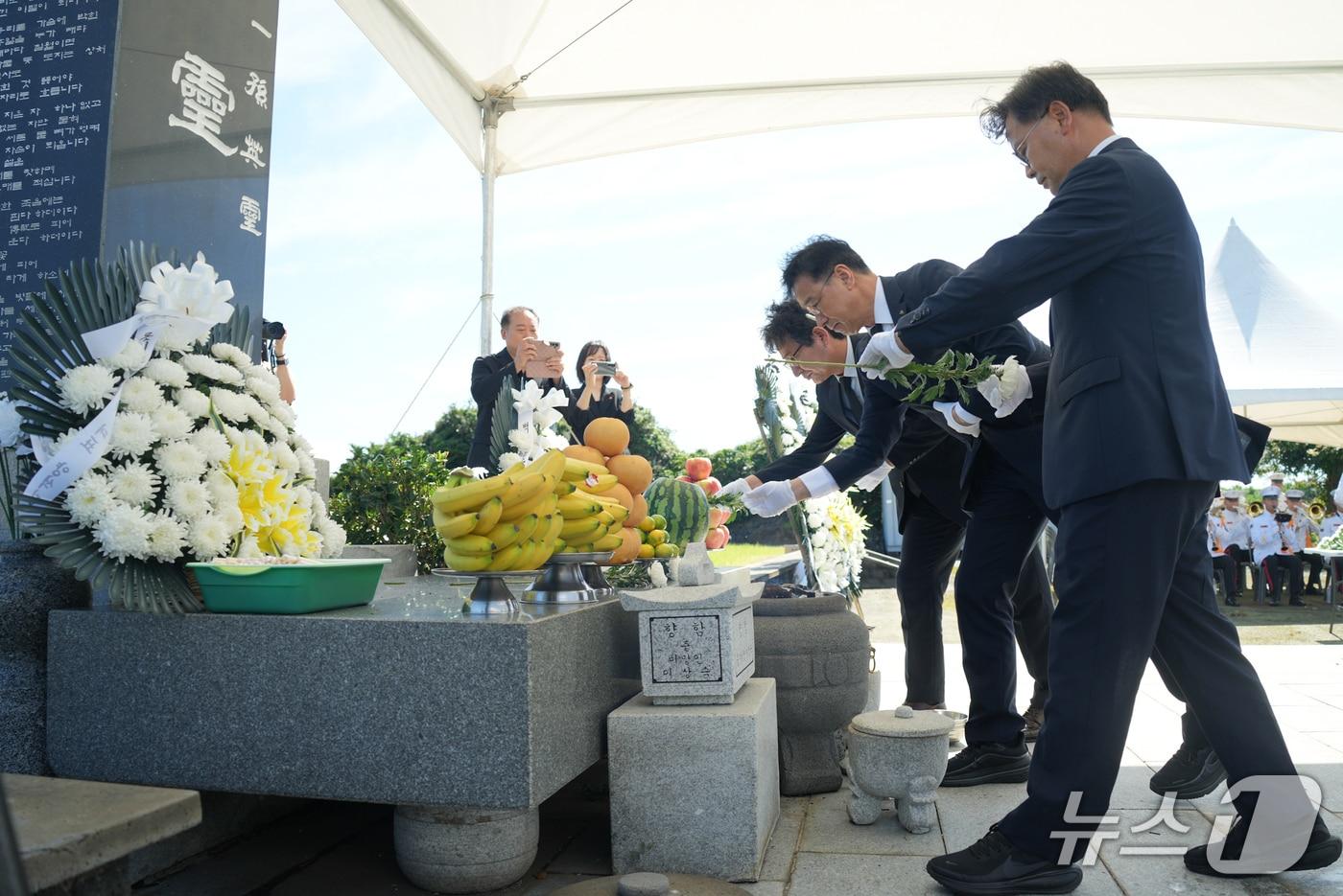 본문 이미지 - 19일 '제76주기 섯알오름 예비검속 희생자 합동위령제'가 서귀포시 대정읍 백조일손묘역에서 봉행됐다.(제주도 제공. 재판매 및 DB 금지)/뉴스1 