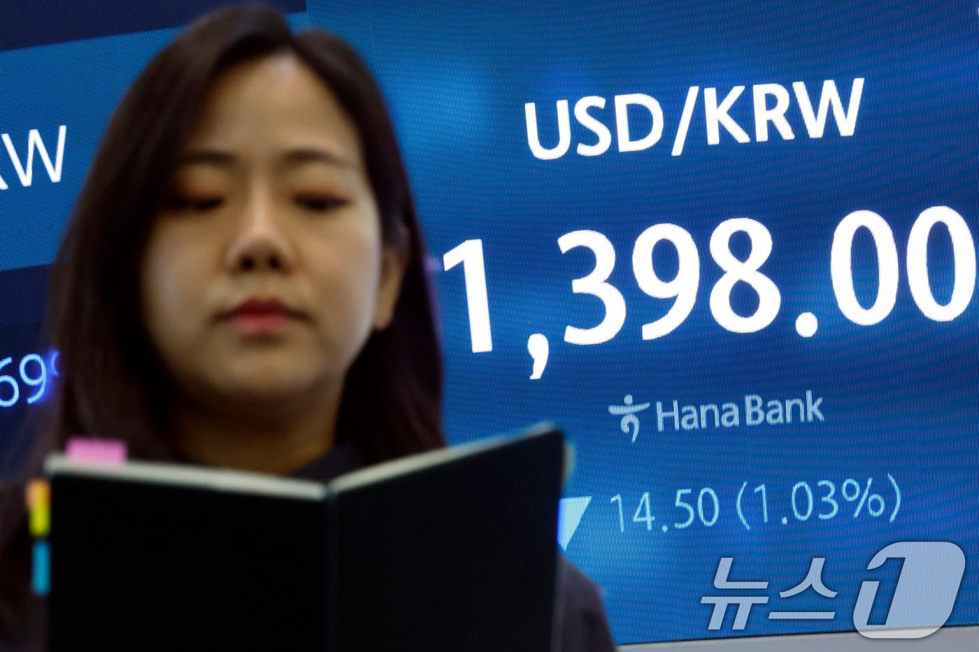 본문 이미지 - 서울시 중구 하나은행 본점 딜링룸 전광판 2026.8.19 ⓒ 뉴스1 박정호 기자