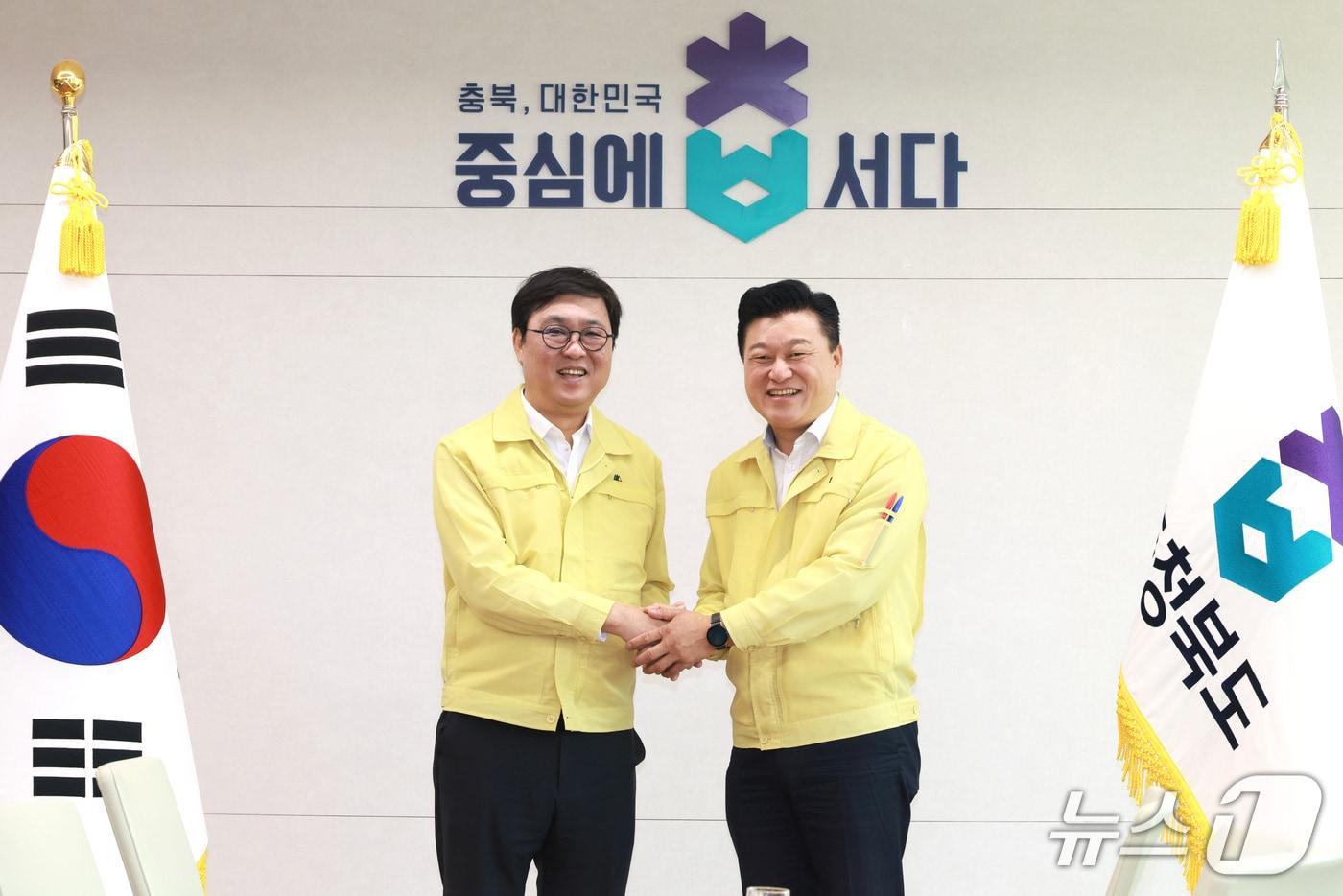 본문 이미지 - 최휘영 문화체육관광부 장관과 신용한 충북지사가 만나 인사하고 있다.(충북도 제공. 재판매 및 DB금지)