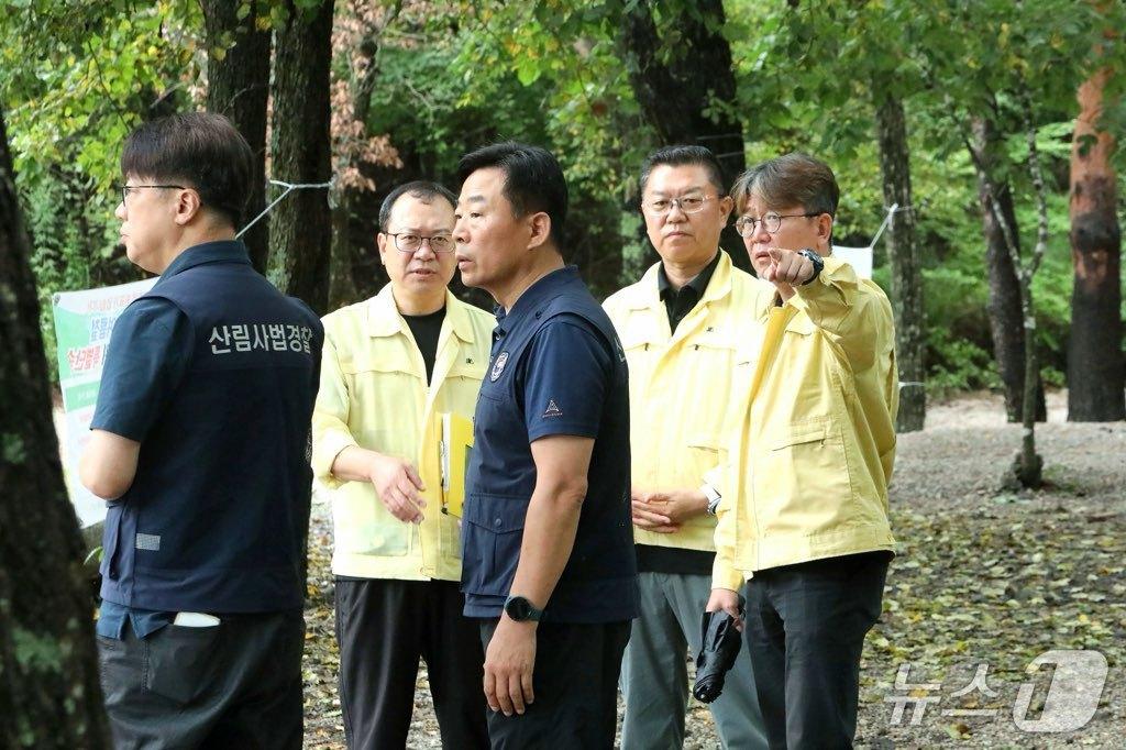 본문 이미지 - 하천구역 내 불법영업 및 국공유지 무단 점유 합동 점검.(인제군 제공. 재판매 및 DB금지)/뉴스1