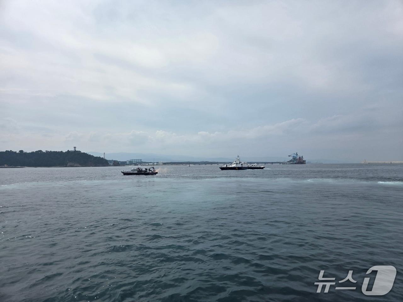 본문 이미지 - 19일 강릉에코파워 일대 해상에서 진행된 강릉해경 을지연습.(강릉해경 제공, 재판매 및 DB 금지) 2026.8.19/뉴스1