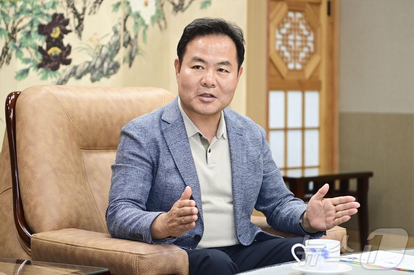 본문 이미지 - 김학홍 문경시장은 민선 9기 시정의 중심을 민생 회복과 시민 중심 행정에 두고 일자리, 농업, 관광, 복지, 정주환경 혁신에 나섰다. ⓒ 뉴스1 김대벽기자