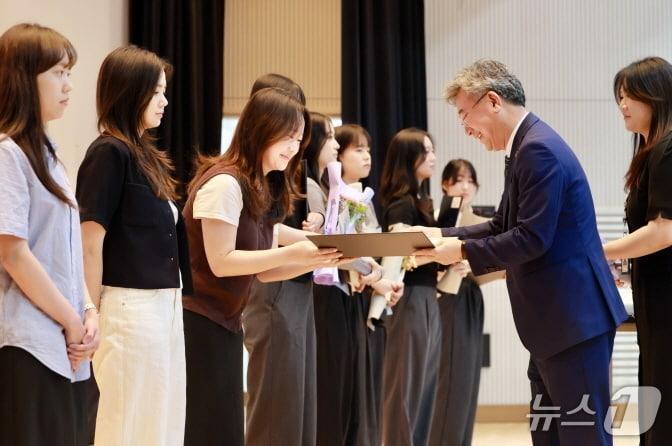 본문 이미지 - 19일 전북교육청 창조나래 시청각실에서 개최된 신규교사 임명장 수여식에서 천호성 교육감이 임명장을 수여하고 있다.(전북교육청 제공, 재판매 및 DB 금지)/뉴스1