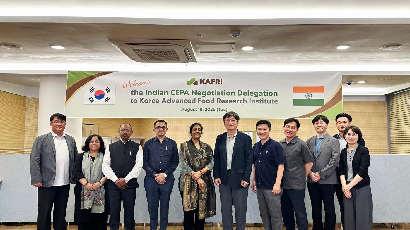 본문 이미지 - 한국식품산업협회와 인도 CEPA 개선협상 사절단이 기념촬영을 하고 있다.(한국식품산업협회 제공)
