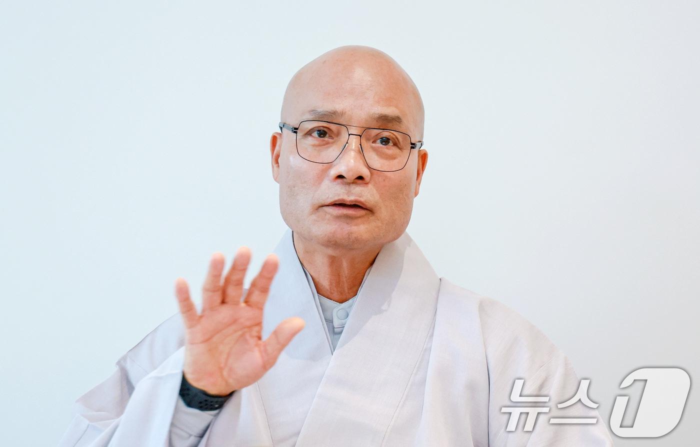 본문 이미지 - 대한불교조계종 중앙종회 최대 종책모임인 불교광장이 총무원장 후보 1번 경우 스님의 홍보실장 A씨가 과거 국가정보기관에서 종교담당 업무를 맡은 이후 유교 총본산인 성균관에서 요직을 지냈다는 의혹을 27일 제기했다. 사진은 경우 스님.. ⓒ 뉴스1 이호윤 기자