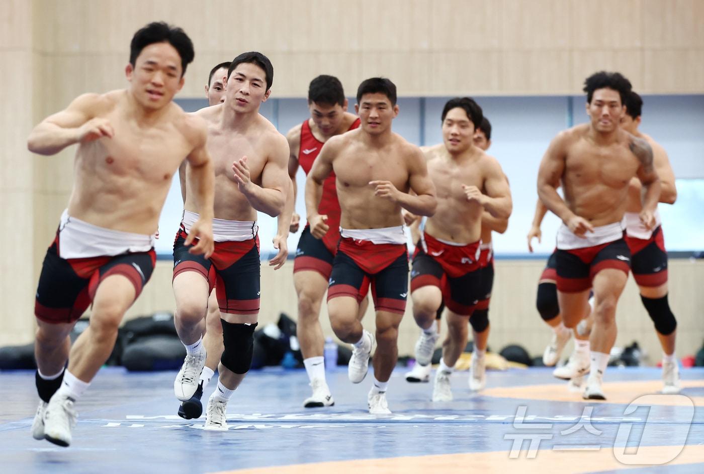 본문 이미지 - 19일 진천 국가대표선수촌에서 열린 대한민국 레슬링 국가대표 미디어데이 공개 훈련에서 김성권, 윤준식 등 선수들이 구슬땀을 흘리고 있다. 2026.8.19 ⓒ 뉴스1 김민지 기자