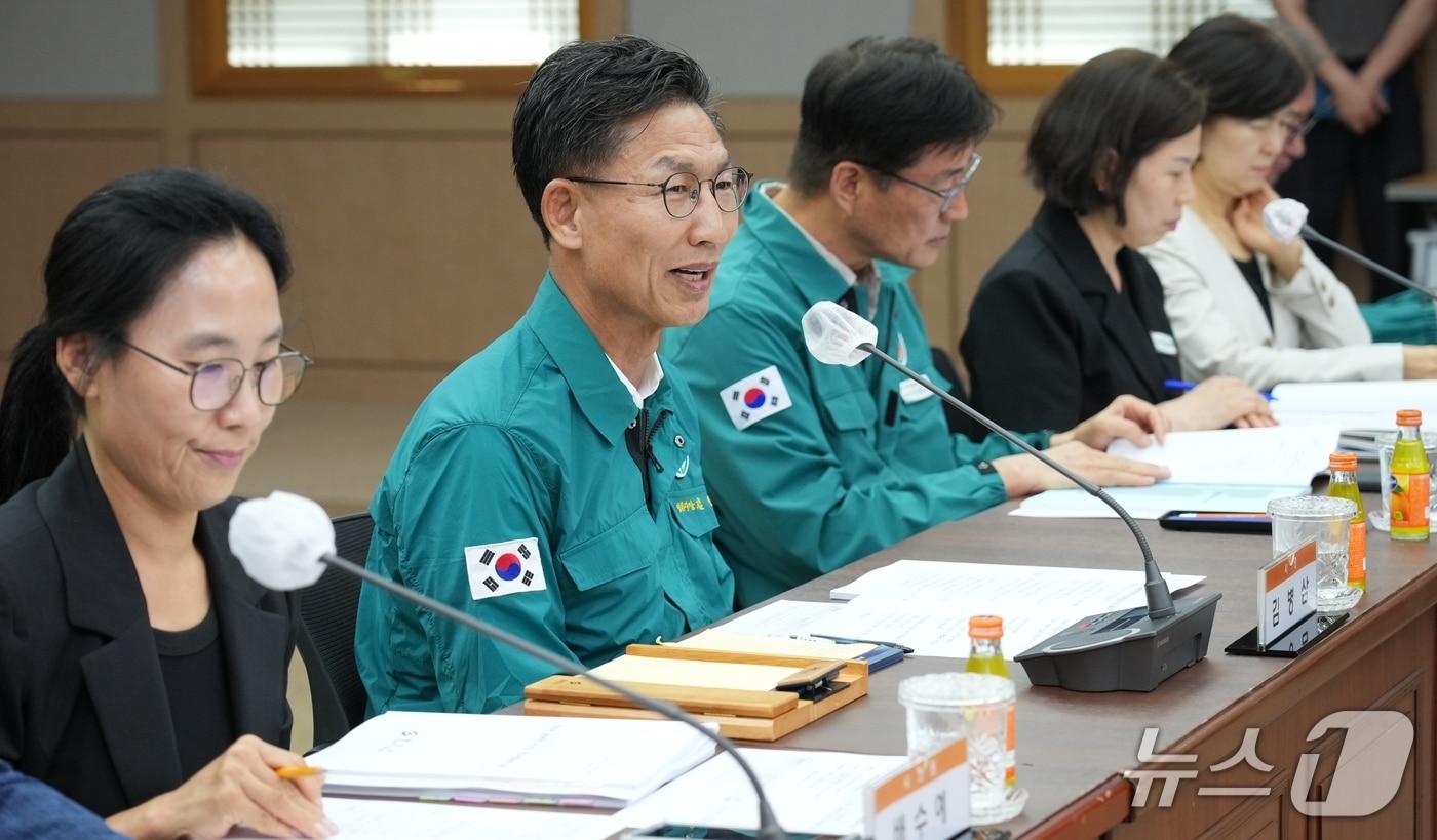 본문 이미지 - 김병삼 영천시장이 지난 18일 공무원 정책 연구모임 '톡톡 영천' 결과 보고회에서 발언하고 있다.(영천시 제공. 재판매 및 DB금지)/뉴스1