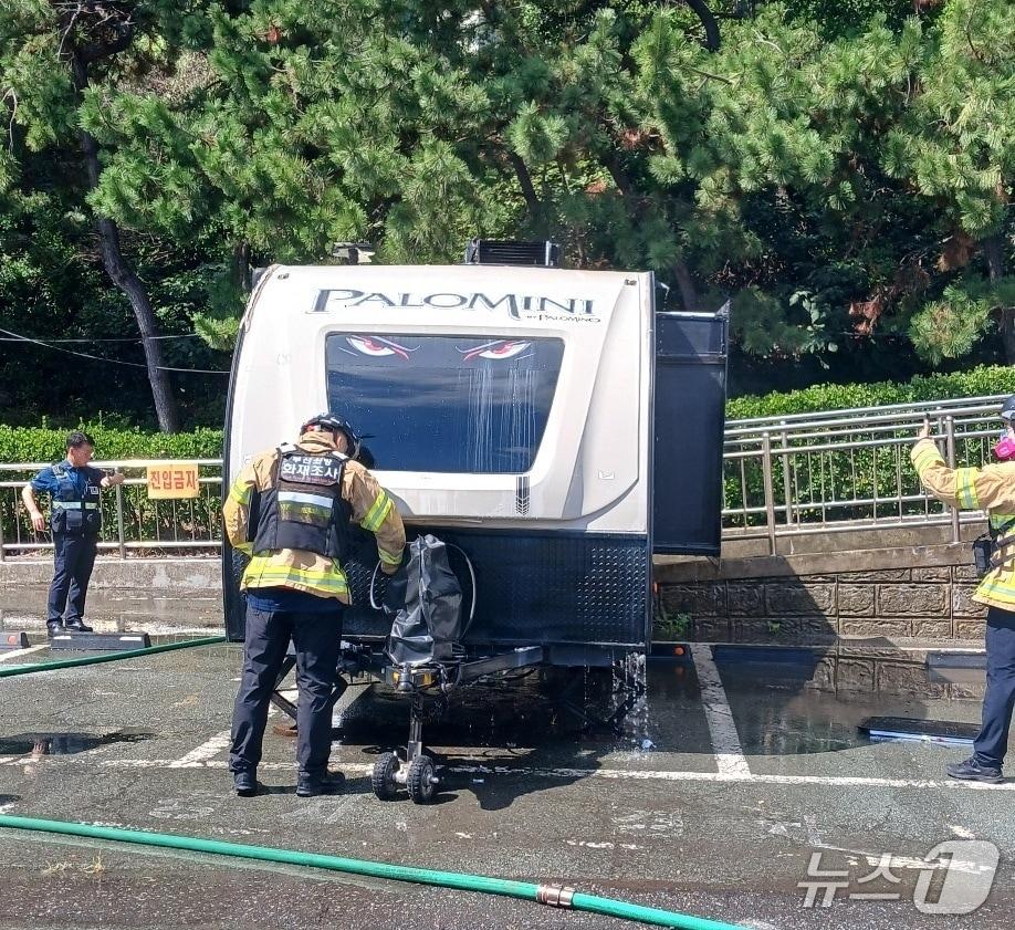 본문 이미지 - 19일 오전 부산 서구 암남공원 공영주차장에 주차된 캠핑 카라반에서 불이 나 소방이 불을 끄는 모습 (소방 제공. 재판매 및 DB금지)