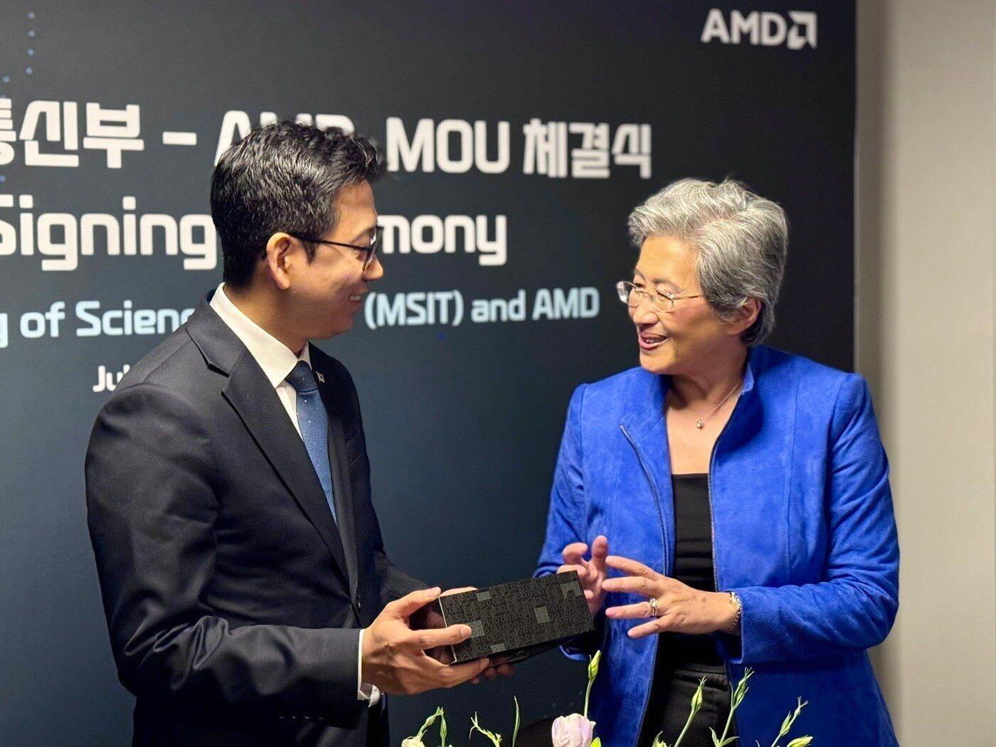 본문 이미지 - 배경훈 부총리 겸 과기정통부 장관과 리사 수 AMD 회장 겸 최고경영자(CEO)가 7dnjf 23일(현지시간) 미국 샌프란시스코에서 열린 'AMD 어드밴싱 AI 2026' 행사에서 'AI 반도체 생태계 협력에 관한 양해각서(MOU)'를 체결했다. (과기정통부 제공)