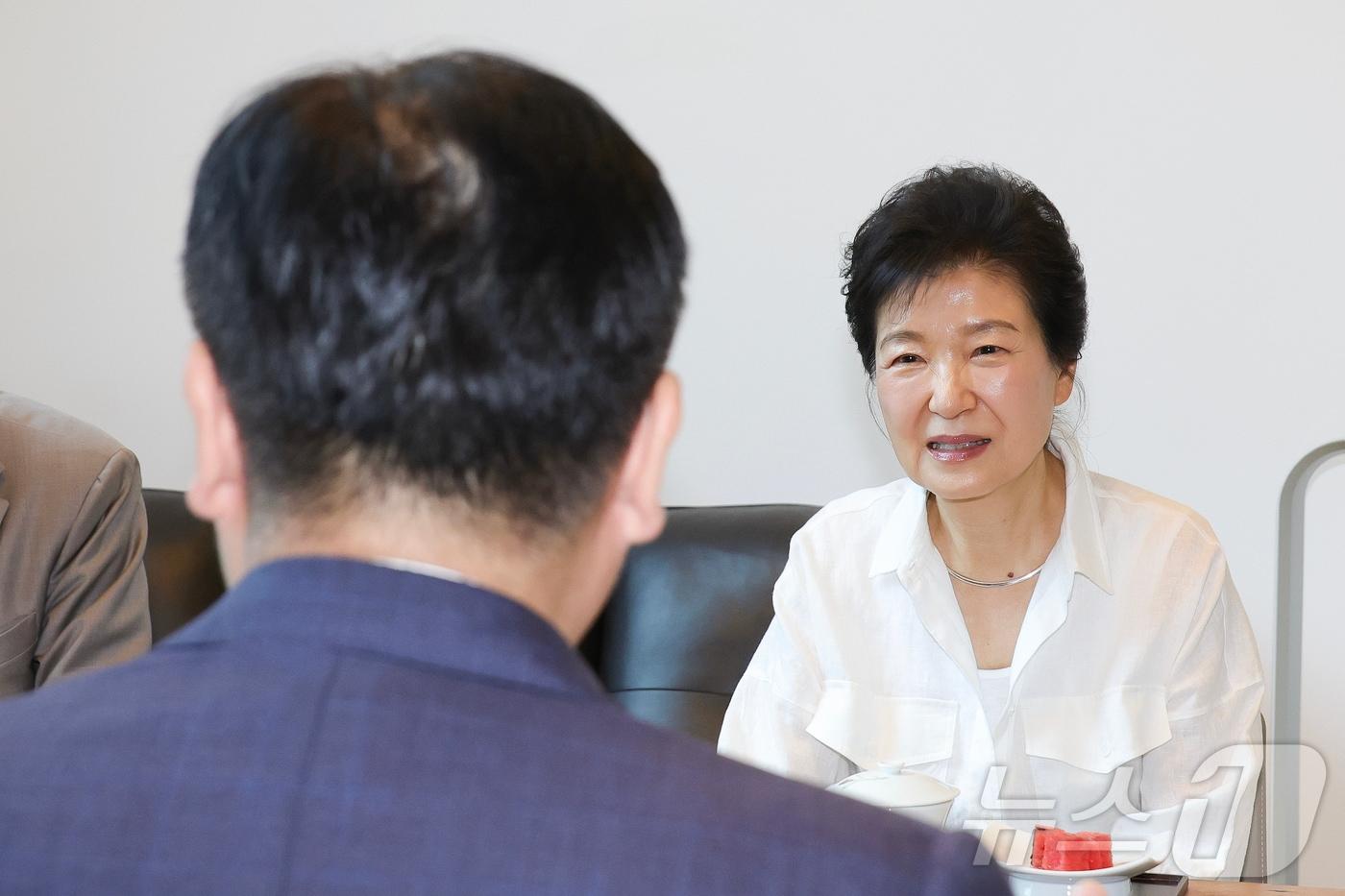 본문 이미지 - 정점식 국민의힘 원내대표와 윤용근 원내대표 비서실장, 유영하 의원이 19일 대구 달성군 박근혜 전 대통령 사저를 찾아 박 전 대통령을 예방하고 있다. (국민의힘 제공. 재판매 및 DB 금지) 2026.8.19 ⓒ 뉴스1