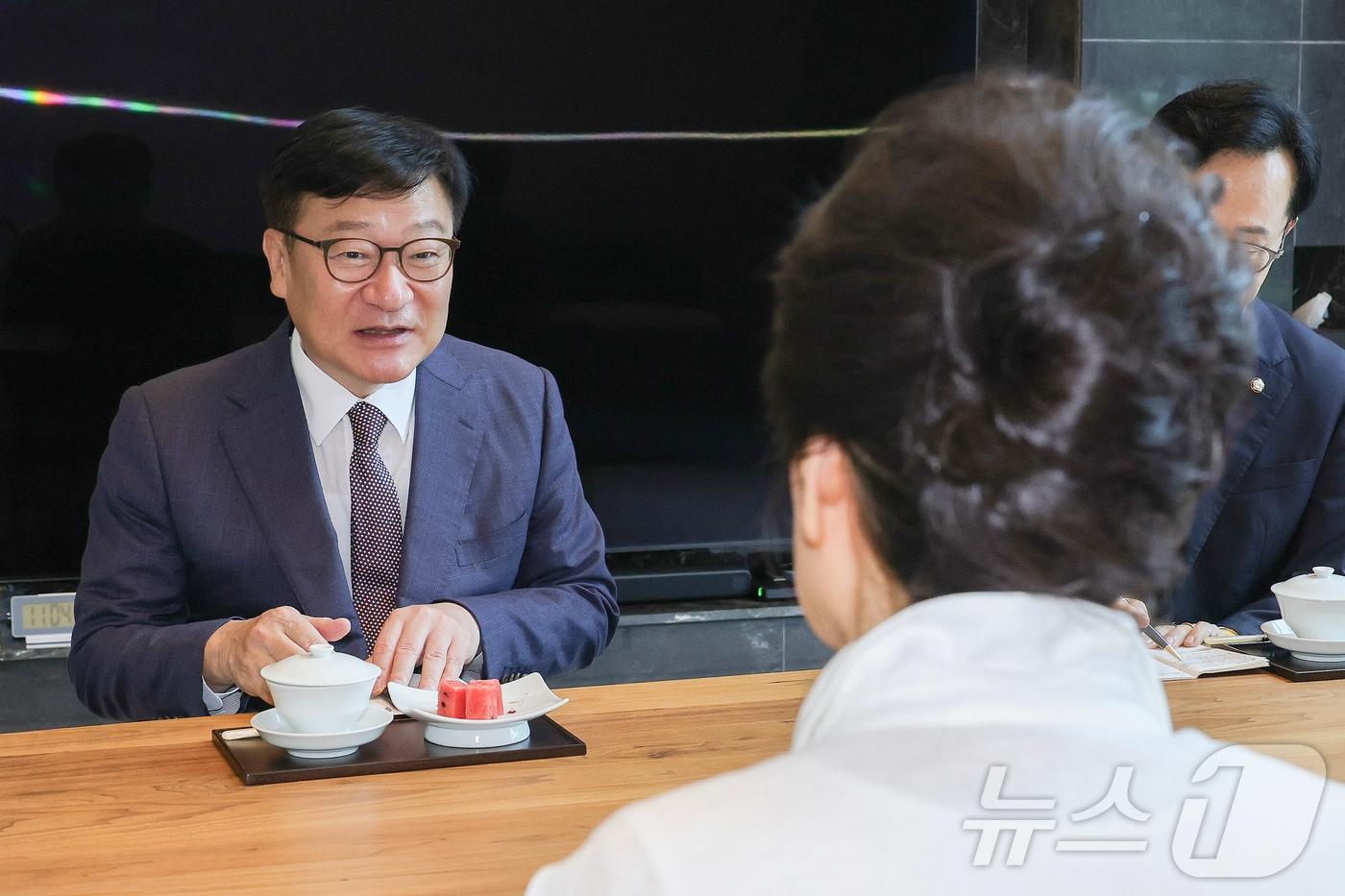 본문 이미지 - 정점식 국민의힘 원내대표와 윤용근 원내대표 비서실장, 유영하 의원이 지난 19일 대구 달성군 박근혜 전 대통령 사저를 찾아 박 전 대통령을 예방하고 있다. (국민의힘 제공. 재판매 및 DB 금지) 2026.8.19 ⓒ 뉴스1