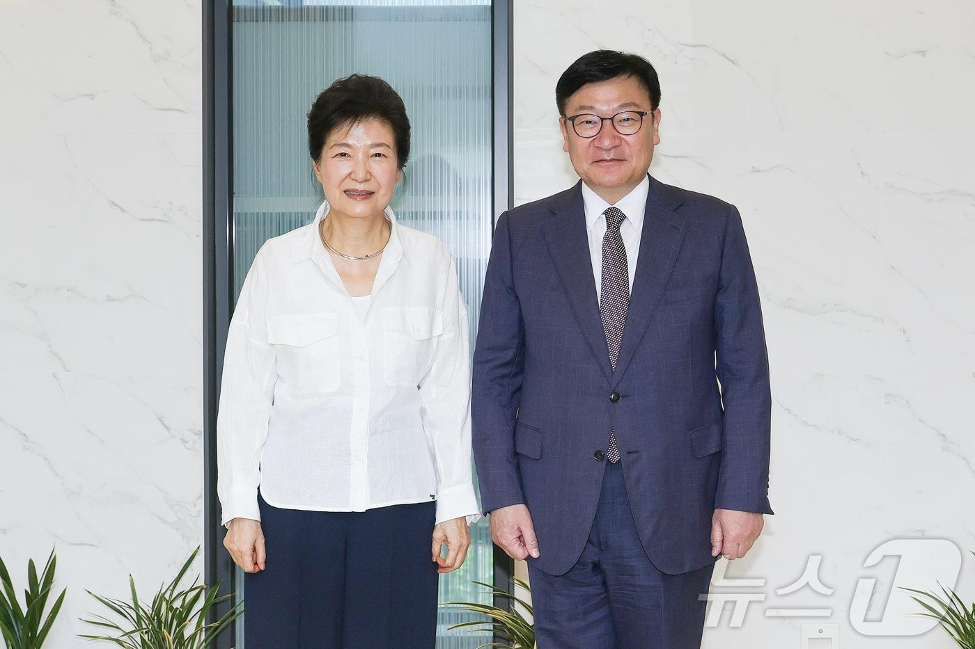 본문 이미지 - 정점식 국민의힘 원내대표가 19일 대구 달성군 박근혜 전 대통령 사저를 찾아 박 전 대통령을 예방하고 있다. (국민의힘 제공. 재판매 및 DB 금지) 2026.8.19 ⓒ 뉴스1