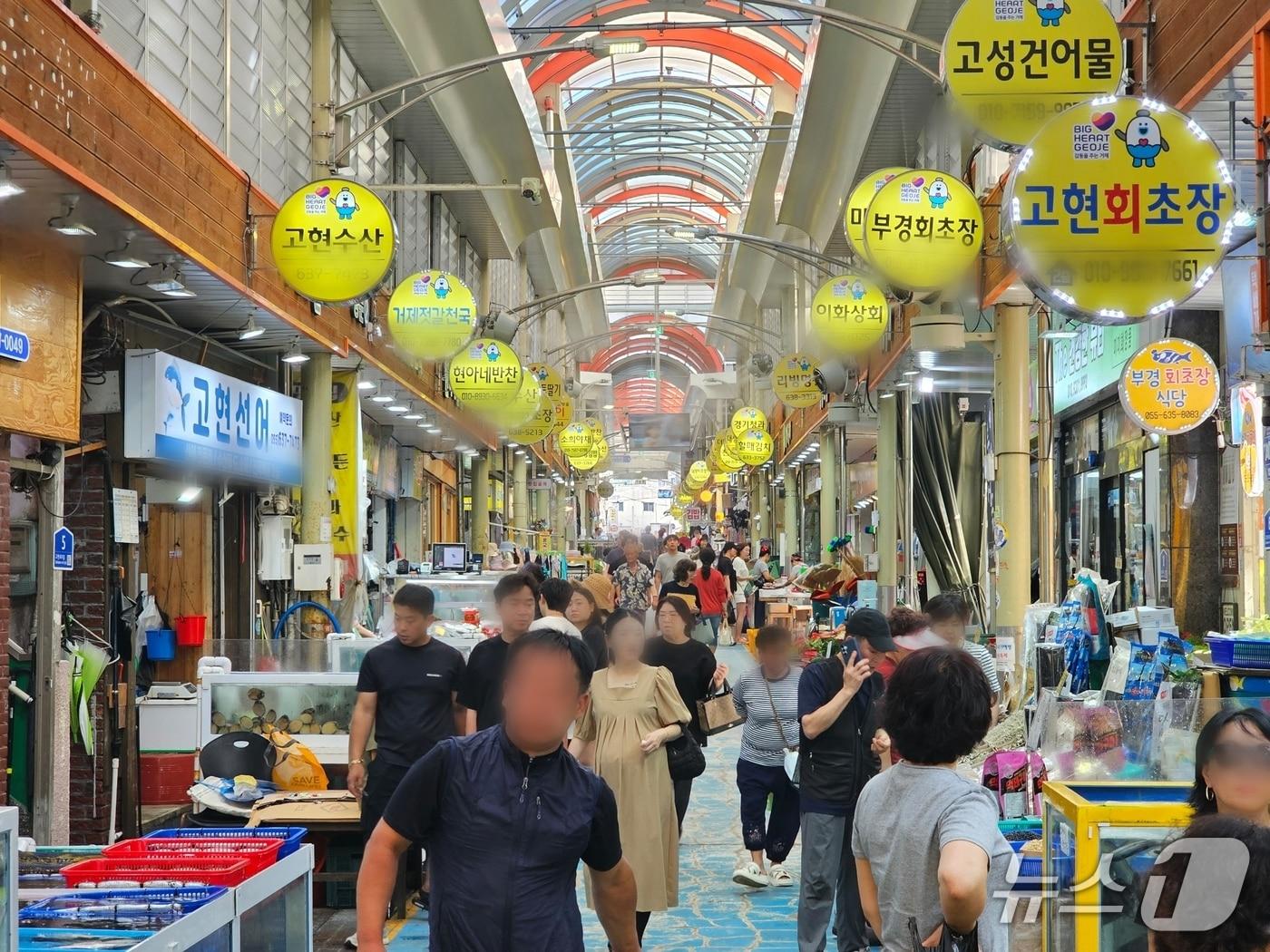 본문 이미지 - 19일 찾은 거제 고현시장이 손님들로 북적이고 있다. 2026.8.19 ⓒ 뉴스1 박민석 기자