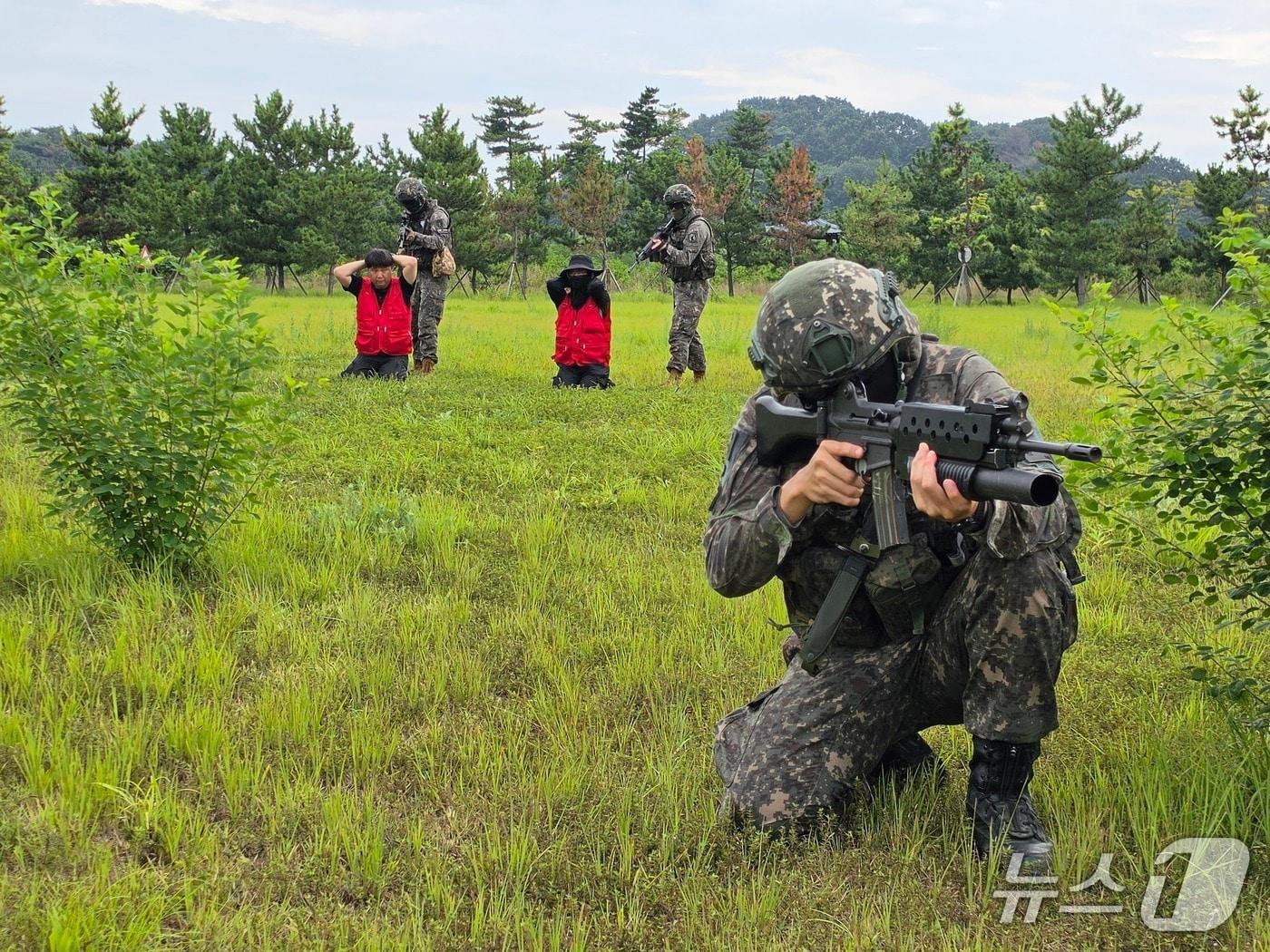 본문 이미지 - 32사단이 국가중요시설 대드론 방어 훈련을 하고 있다.(부대 제공. 재판매 및 DB금지)/뉴스1