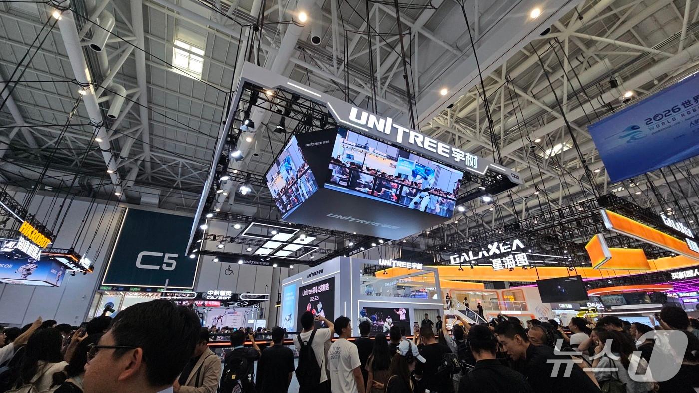 본문 이미지 - 19일 중국 베이징에서 개막한 세계로봇콘퍼런스(WRC)에 마련된 중국 휴머노이드 로봇 기업 유니트리 부스