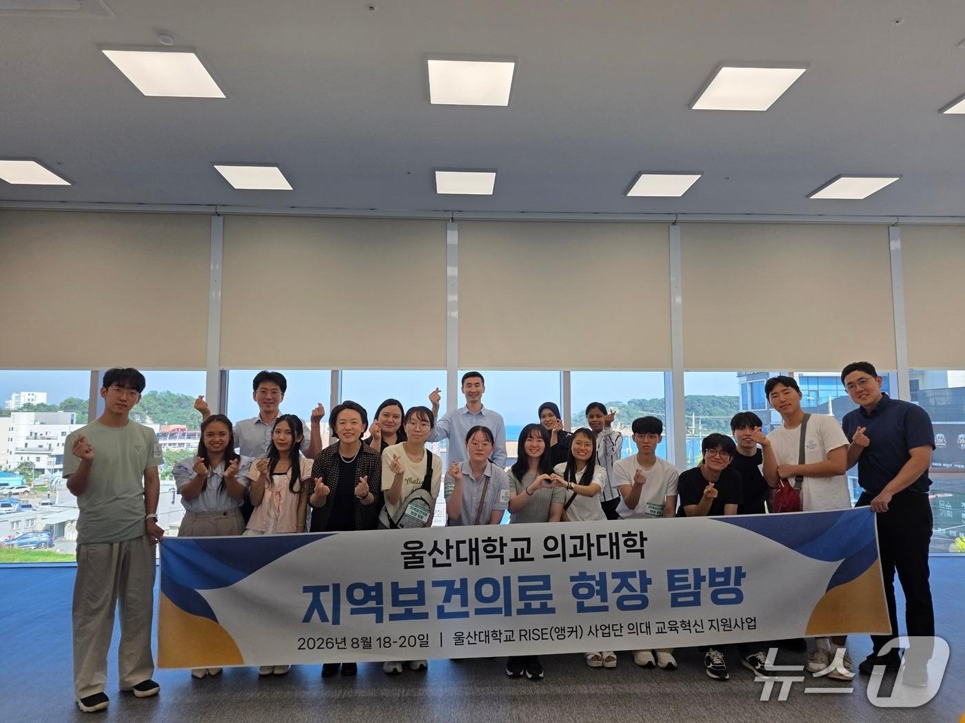 본문 이미지 - 울산대학교 의과대학 교수와 학생들이 19일 울산외국인근로자지원센터에서 외국인 주민이 겪는 의료 문제를 살펴봤다.(울산외국인근로자지원센터 제공. 재판매 및 DB금지)/뉴스1